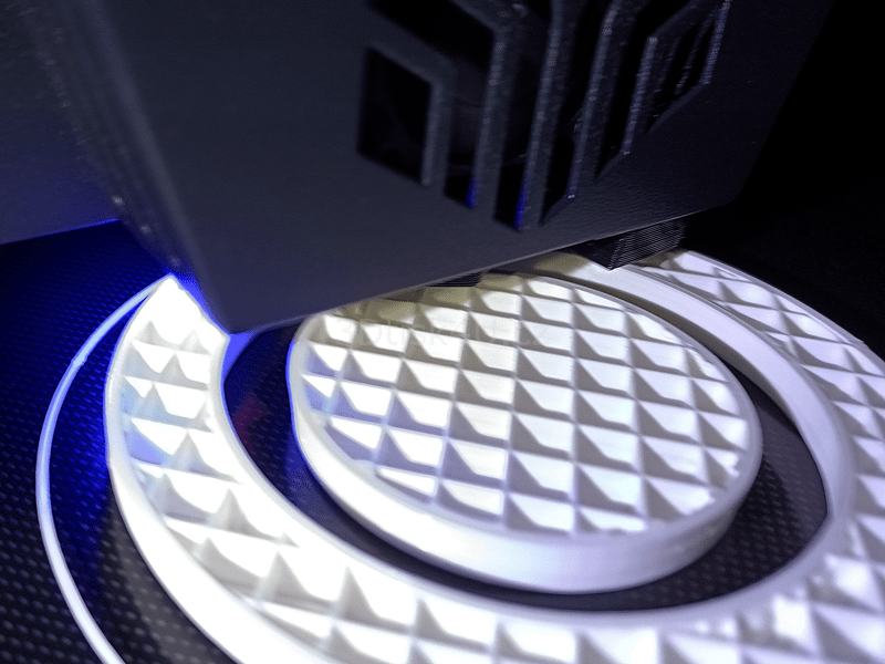 Průběh tisku víčka