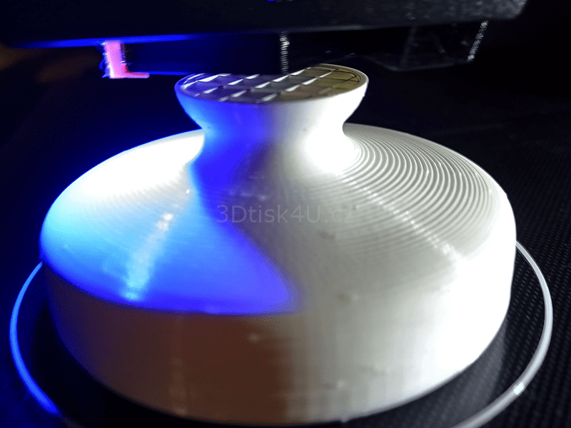 víčko ručního mlýnku na kávu před dokončením