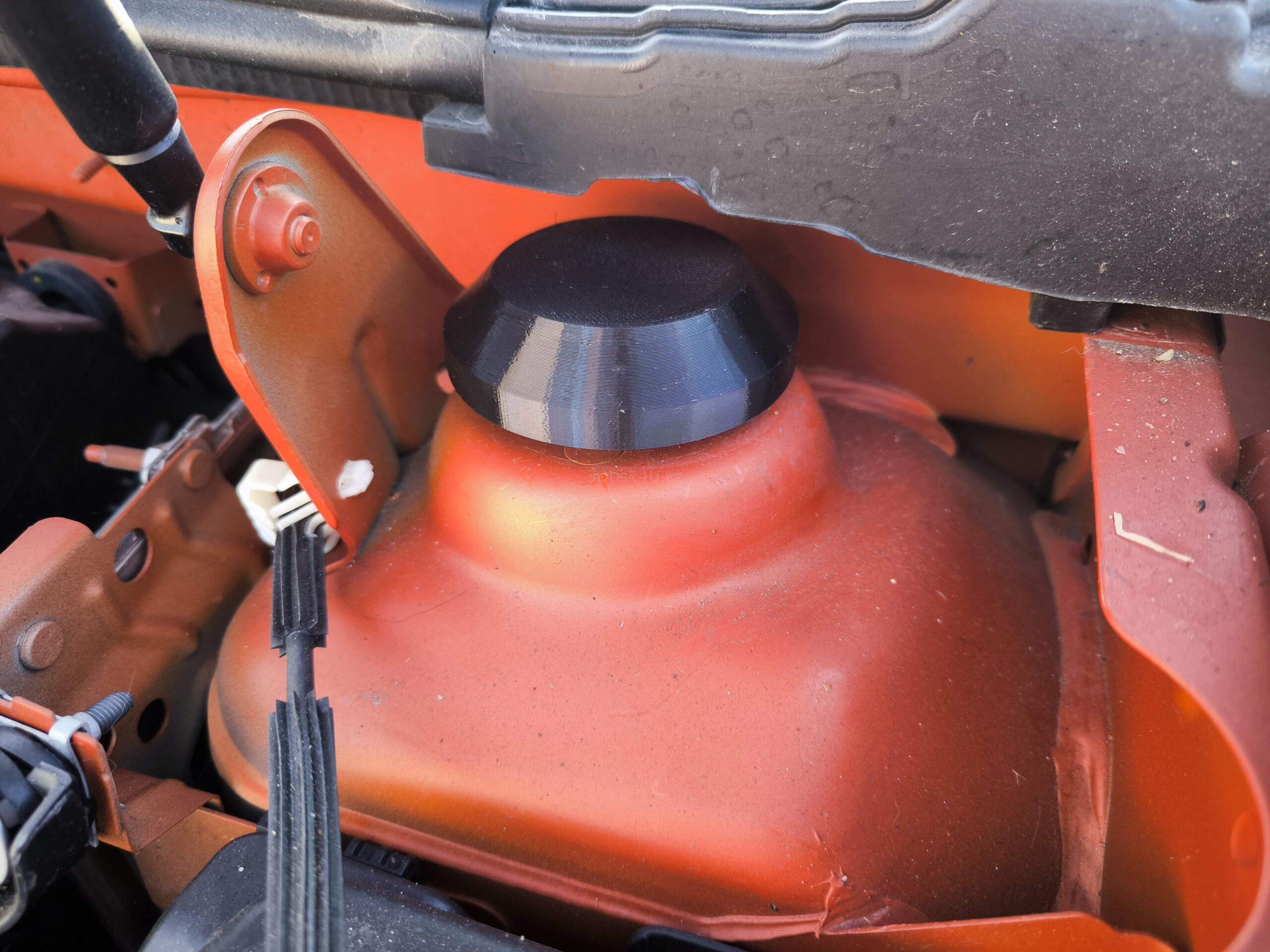 Krytka uchycení tlumiče vozidla Dacia Duster I a II nainstalovaná na vozidle