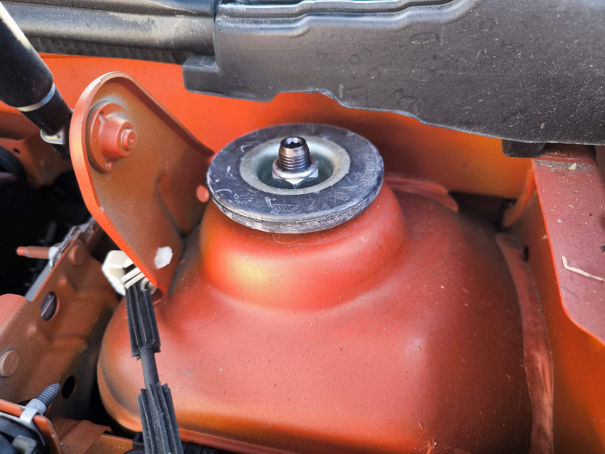 Uchycení tlumiče vozidla Dacia Duster I a II bez nainstalované krytky