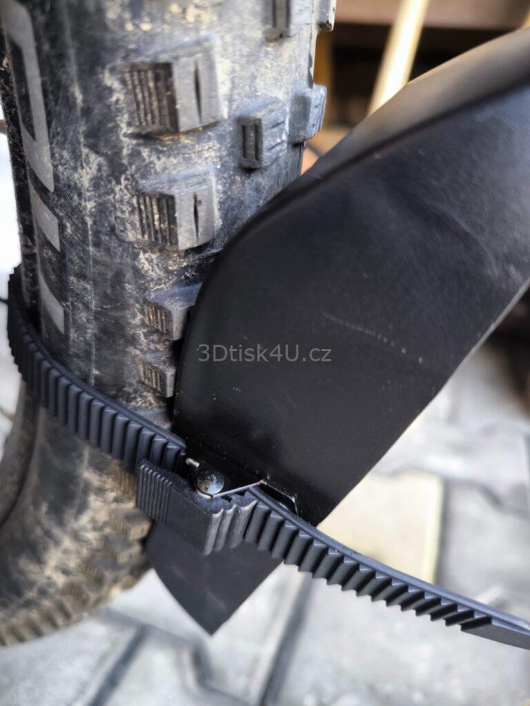 původní patka - pneu do ní prostě nevleze